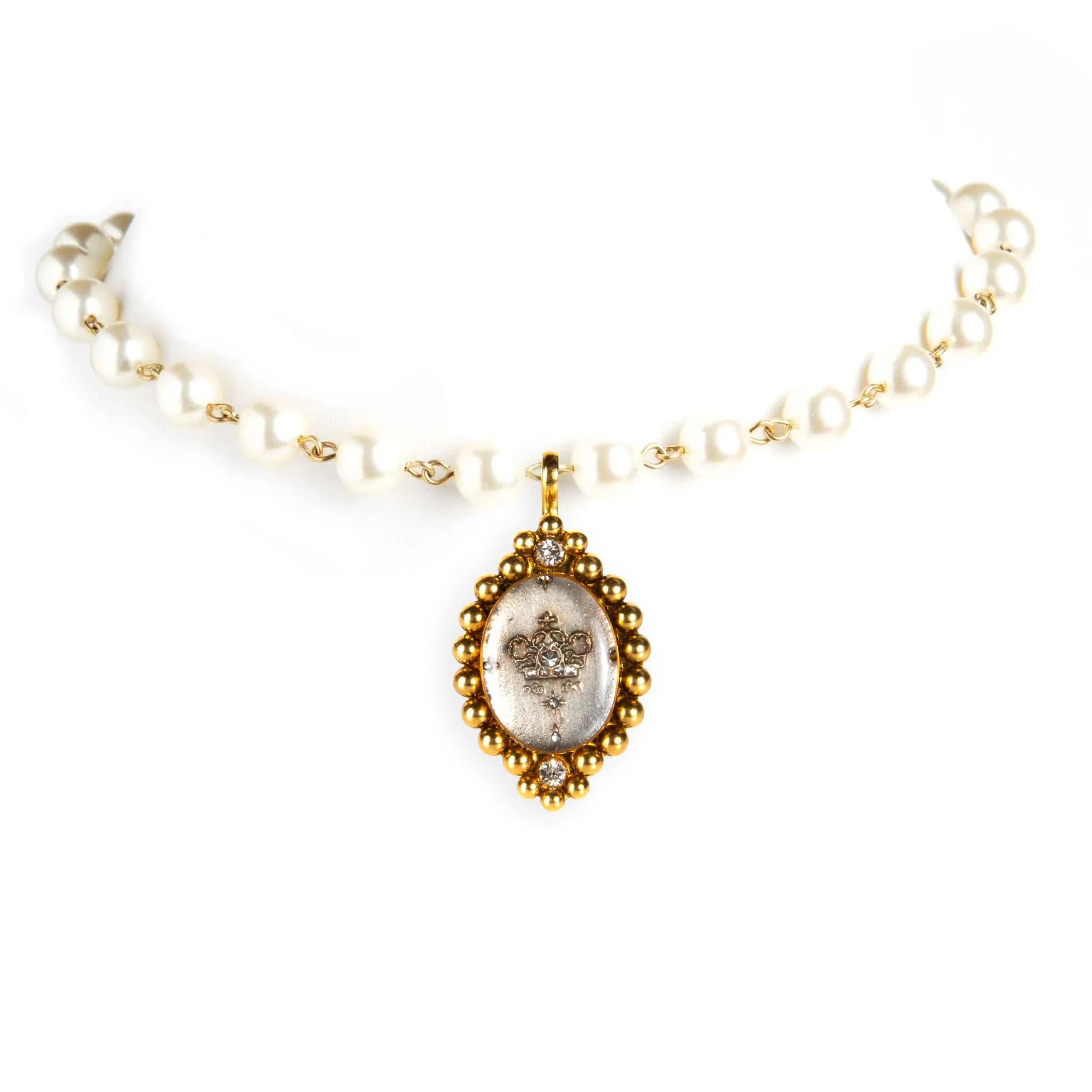 Iconic Pearl Choker Cream Pearl with Classic Medallions