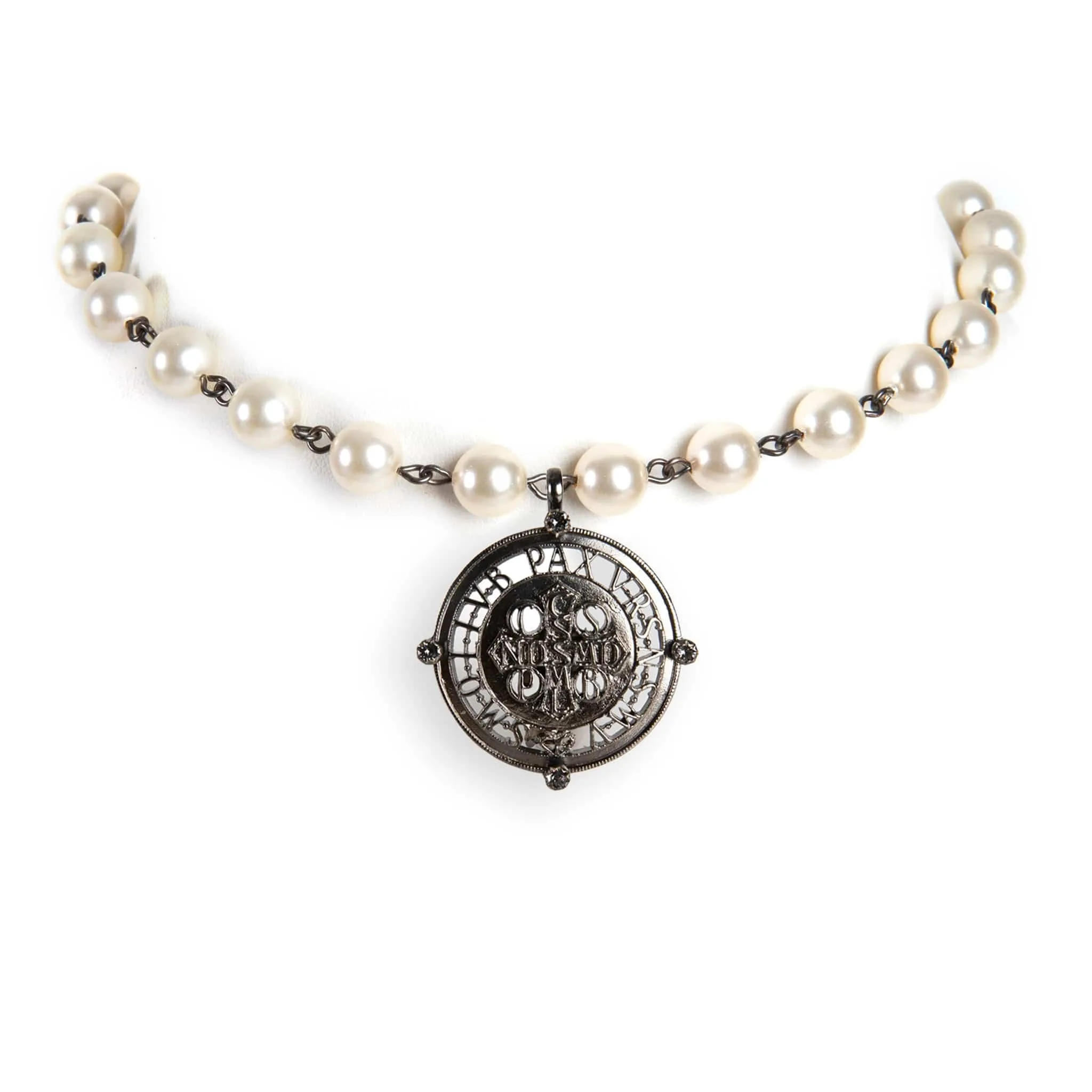 Iconic Pearl Choker Cream Pearl with Classic Medallions