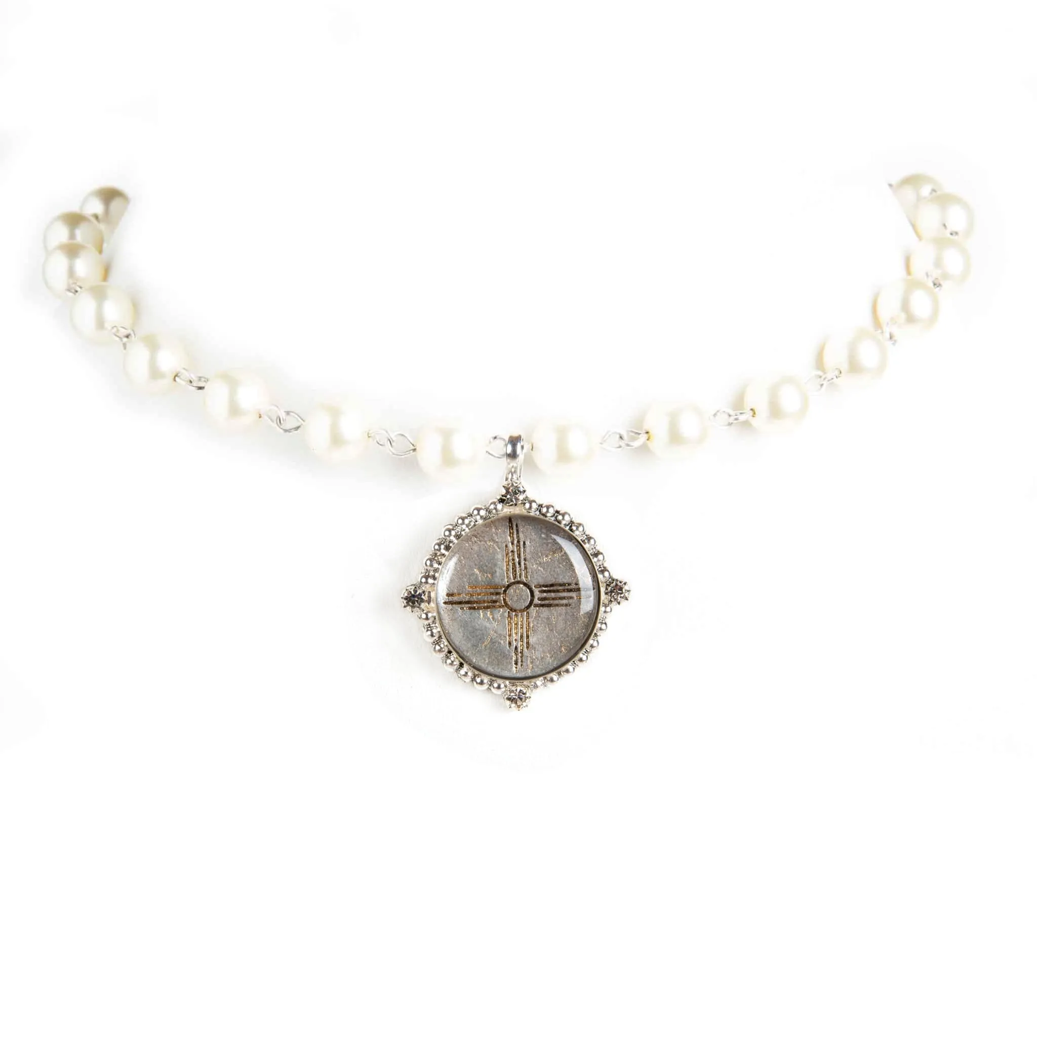 Iconic Pearl Choker Cream Pearl with Classic Medallions