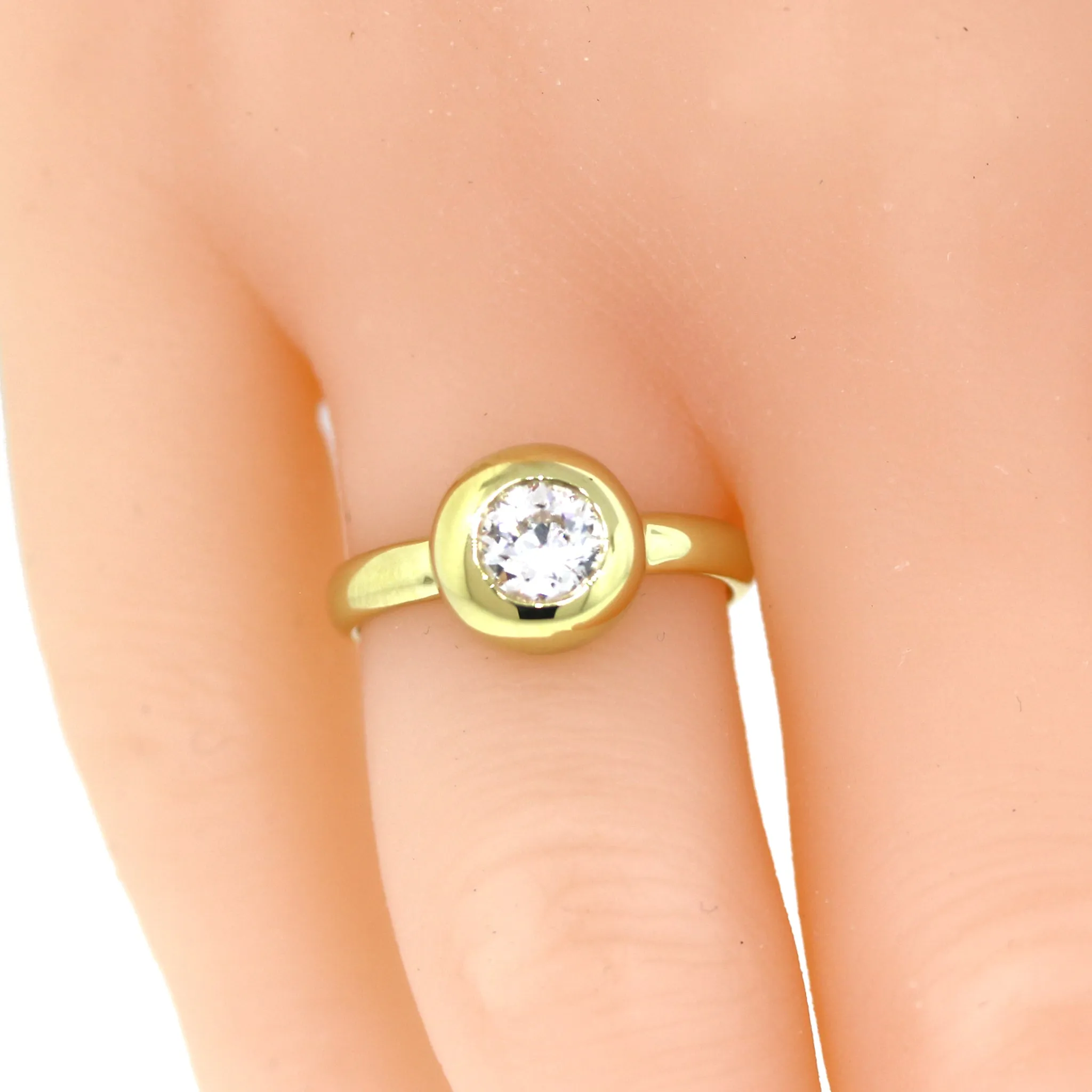 Sabel Round Brilliant Cut Diamond Bezel Set Ring